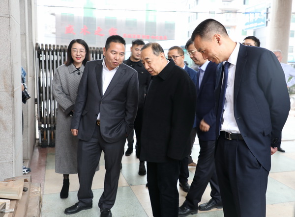 國家人力資源和社會(huì)保障部原黨組副書記、副部長楊志明(右二)在東陽市副市長蔣震雷(右一)等一行人陪同下親臨國祥紅木生產(chǎn)車間參觀 國家人力資源和社會(huì)保障部原黨組副書記、副部長楊志明(右二)在東陽市副市長蔣震雷(右一)等一行人陪同下親臨國祥紅木生產(chǎn)車間參觀