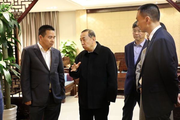 原人力資源和社會(huì)保障部副部長、黨組副書記楊志明(左二)、東陽市副市長蔣震雷(右一)等一行人在國祥紅木董事長張國強(qiáng)(左一)夫婦陪同下參觀國祥紅木展廳 原人力資源和社會(huì)保障部副部長、黨組副書記楊志明(左二)、東陽市副市長蔣震雷(右一)等一行人在國祥紅木董事長張國強(qiáng)(左一)夫婦陪同下參觀國祥紅木展廳