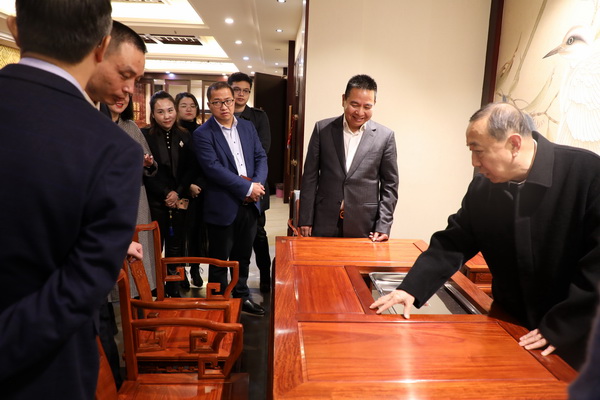 楊志明(右一)副部長仔細(xì)觀察國祥紅木產(chǎn)品 楊志明(右一)副部長仔細(xì)觀察國祥紅木產(chǎn)品