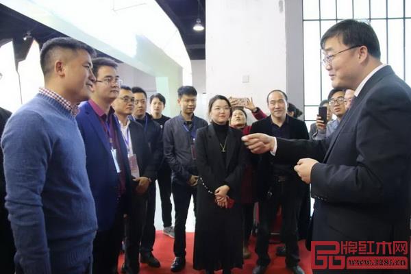 金華市人民政府副市長、東陽市市委書記黃敏鼓勵“紅創二代”們的創新精神 金華市人民政府副市長、東陽市市委書記黃敏鼓勵“紅創二代”們的創新精神