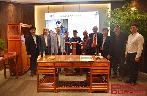中國明式家具泰斗級大師濮安國(左三)與中國傳統工藝大師張錫復(右三)兩位大師聯名打造緬花明式經典書房系列(圖為中山紅博會期間一眾專家學者在書房參觀時的合影) 中國明式家具泰斗級大師濮安國(左三)與中國傳統工藝大師張錫復(右三)兩位大師聯名打造緬花明式經典書房系列(圖為中山紅博會期間一眾專家學者在書房參觀時的合影)