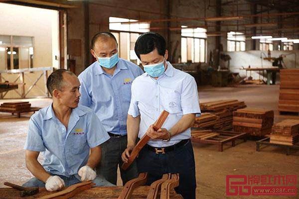 中國傳統工藝大師、東成紅木董事長張錫復(右一)到車間監督、指導產品工藝 中國傳統工藝大師、東成紅木董事長張錫復(右一)到車間監督、指導產品工藝