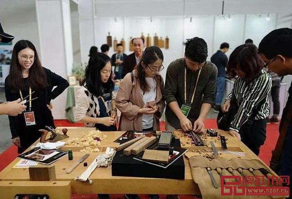 展會現(xiàn)場的筷子制作體驗 展會現(xiàn)場的筷子制作體驗