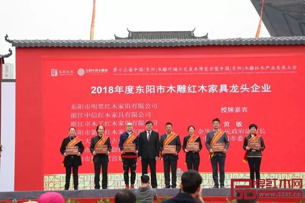 中信紅木代表上臺領獎(右三) 中信紅木代表上臺領獎(右三)