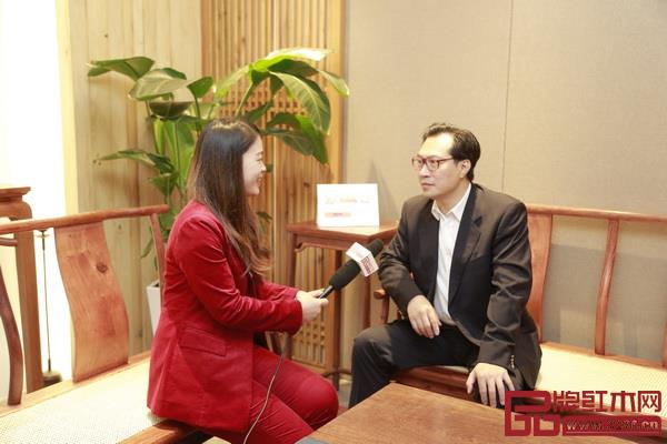 明清家具收藏家、香港古董商蔣念慈(右)在接受品牌紅木網(wǎng)專訪 明清家具收藏家、香港古董商蔣念慈(右)在接受品牌紅木網(wǎng)專訪
