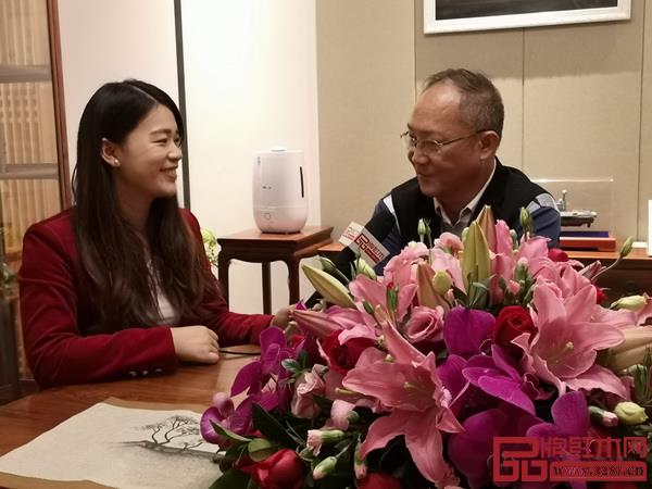 中國傳統(tǒng)工藝大師、魯班木藝董事長李愛金(右)在魯班木藝羊城新店內(nèi)接受采訪 中國傳統(tǒng)工藝大師、魯班木藝董事長李愛金(右)在魯班木藝羊城新店內(nèi)接受采訪