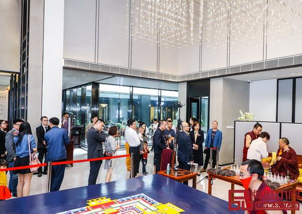 壇城沙畫被譽為藏傳佛教中一門極為精致而又神秘的藝術 壇城沙畫被譽為藏傳佛教中一門極為精致而又神秘的藝術