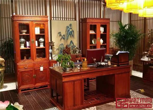 膠州國壽紅木專賣店內精致的國壽紅木家具