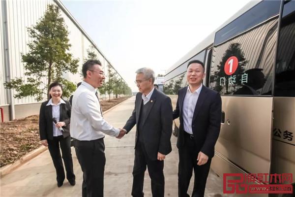 國壽紅木副董事長陳淦凡(左二)迎接荊州市委書記何光中(右二)、監利縣委書記黃鎮(右一)到湖北鴻普軒參觀考察 國壽紅木副董事長陳淦凡(左二)迎接荊州市委書記何光中(右二)、監利縣委書記黃鎮(右一)到湖北鴻普軒參觀考察