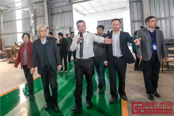 國壽紅木副董事長陳淦凡介紹國壽紅木湖北工廠生產情況 國壽紅木副董事長陳淦凡介紹國壽紅木湖北工廠生產情況