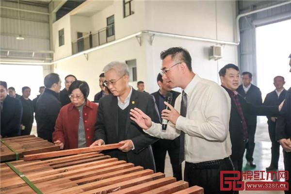 國壽紅木副董事長陳淦凡介紹國壽紅木湖北工廠生產情況 國壽紅木副董事長陳淦凡介紹國壽紅木湖北工廠生產情況