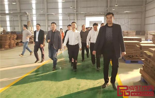 監利縣委書記黃鎮一行蒞臨國壽紅木進行調研 監利縣委書記黃鎮一行蒞臨國壽紅木進行調研