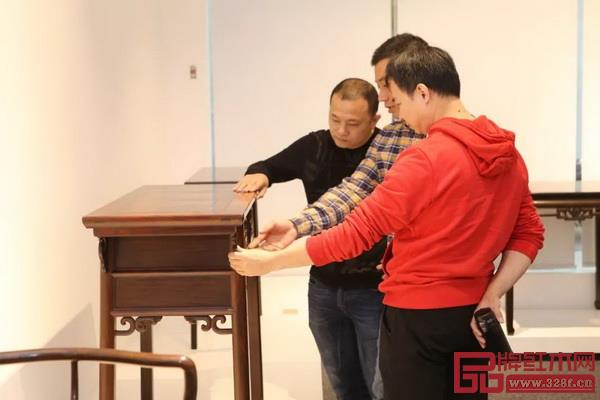魯班木藝仙游新店開業當天,聞訊前來的顧客絡繹不絕 魯班木藝仙游新店開業當天,聞訊前來的顧客絡繹不絕