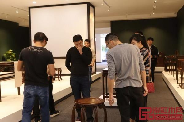 魯班木藝仙游新店開業當天,聞訊前來的顧客絡繹不絕 魯班木藝仙游新店開業當天,聞訊前來的顧客絡繹不絕