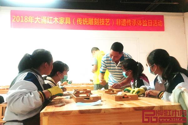 紅古軒廠長李仲良為學生講解制作技巧 紅古軒廠長李仲良為學生講解制作技巧
