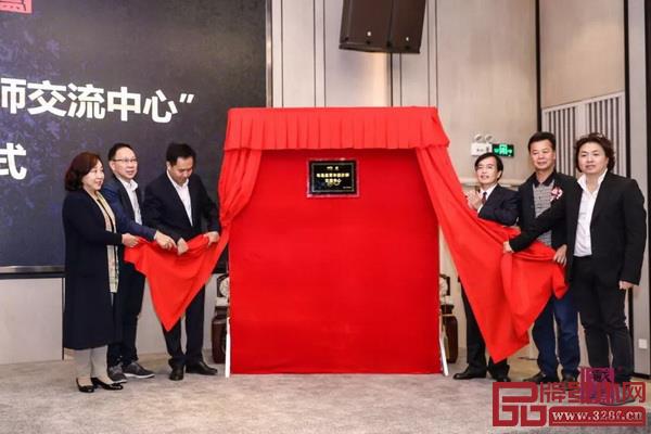 香港家協會長張呈峰、戴為生活美學館創辦人戴愛國、北京泓文博雅藝術館館長潘海英以及香港家協代表上臺揭牌 香港家協會長張呈峰、戴為生活美學館創辦人戴愛國、北京泓文博雅藝術館館長潘海英以及香港家協代表上臺揭牌