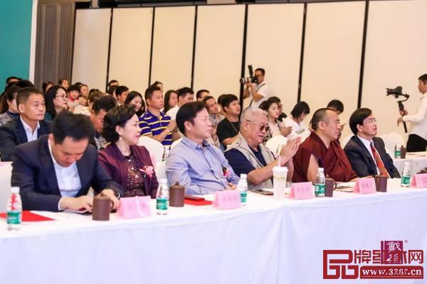 眾多嘉賓在“福·韻視窗”第十四屆創意十二月的開幕式見證“粵港澳青年設計師交流中心”成立 眾多嘉賓在“福·韻視窗”第十四屆創意十二月的開幕式見證“粵港澳青年設計師交流中心”成立