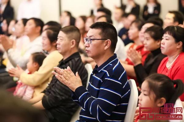 眾多嘉賓在“福·韻視窗”第十四屆創意十二月的開幕式見證“粵港澳青年設計師交流中心”成立 眾多嘉賓在“福·韻視窗”第十四屆創意十二月的開幕式見證“粵港澳青年設計師交流中心”成立