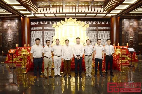 全聯(lián)藝術(shù)紅木家具專(zhuān)業(yè)委員會(huì)發(fā)揮平臺(tái)引領(lǐng)作用,組織會(huì)員單位互訪學(xué)習(xí)活動(dòng),增進(jìn)會(huì)員單位之間的交流 全聯(lián)藝術(shù)紅木家具專(zhuān)業(yè)委員會(huì)發(fā)揮平臺(tái)引領(lǐng)作用,組織會(huì)員單位互訪學(xué)習(xí)活動(dòng),增進(jìn)會(huì)員單位之間的交流