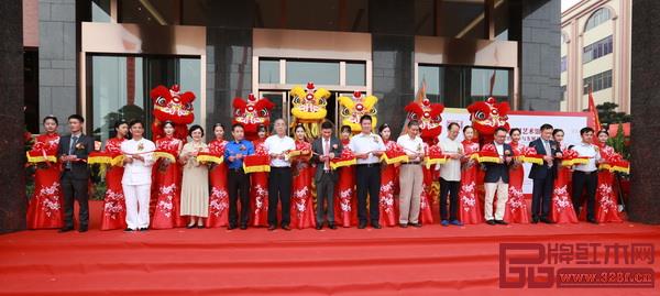 全聯(lián)藝術(shù)紅木家具專(zhuān)委會(huì)協(xié)助企業(yè)組織活動(dòng),促進(jìn)了專(zhuān)家與企業(yè)之間的互動(dòng)交流,凝聚了協(xié)會(huì)和行業(yè)發(fā)展的共識(shí) 全聯(lián)藝術(shù)紅木家具專(zhuān)委會(huì)協(xié)助企業(yè)組織活動(dòng),促進(jìn)了專(zhuān)家與企業(yè)之間的互動(dòng)交流,凝聚了協(xié)會(huì)和行業(yè)發(fā)展的共識(shí)
