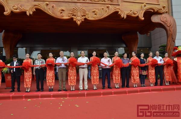全聯(lián)藝術(shù)紅木家具專(zhuān)委會(huì)協(xié)助企業(yè)組織活動(dòng),促進(jìn)了專(zhuān)家與企業(yè)之間的互動(dòng)交流,凝聚了協(xié)會(huì)和行業(yè)發(fā)展的共識(shí) 全聯(lián)藝術(shù)紅木家具專(zhuān)委會(huì)協(xié)助企業(yè)組織活動(dòng),促進(jìn)了專(zhuān)家與企業(yè)之間的互動(dòng)交流,凝聚了協(xié)會(huì)和行業(yè)發(fā)展的共識(shí)