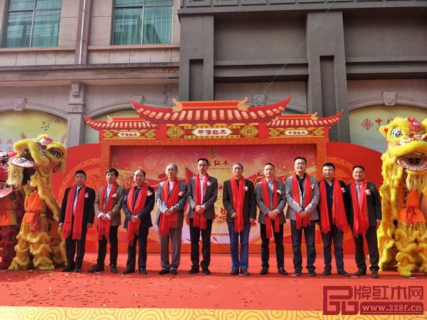 全聯(lián)藝術(shù)紅木家具專(zhuān)委會(huì)協(xié)助企業(yè)組織活動(dòng),促進(jìn)了專(zhuān)家與企業(yè)之間的互動(dòng)交流,凝聚了協(xié)會(huì)和行業(yè)發(fā)展的共識(shí) 全聯(lián)藝術(shù)紅木家具專(zhuān)委會(huì)協(xié)助企業(yè)組織活動(dòng),促進(jìn)了專(zhuān)家與企業(yè)之間的互動(dòng)交流,凝聚了協(xié)會(huì)和行業(yè)發(fā)展的共識(shí)