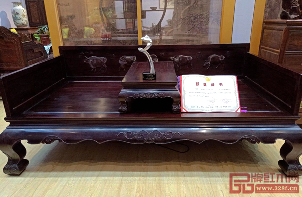 孔連紅木《小葉紫檀五牛圖羅漢床》榮獲“工藝美術(shù)飛花獎(jiǎng)銀獎(jiǎng)”
