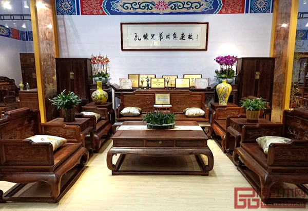 孔連紅木35年來秉承“宮廷家具，為民所用”的理念，致力為消費(fèi)者打造一無二的紅木文化居室