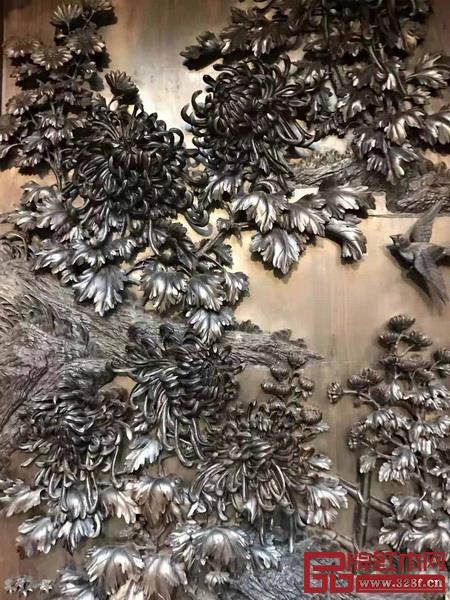 《中華耕織世紀大柜》背面節氣圖中的精雕“秋菊”圖案 《中華耕織世紀大柜》背面節氣圖中的精雕“秋菊”圖案