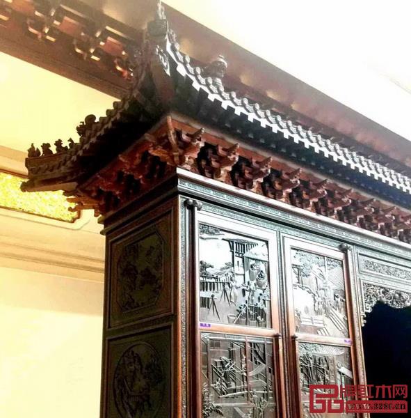 《中華耕織世紀大柜》在結構布局中運用至高級別的設計禮節元素——皇族歇山頂、佛門須彌座,突出弘揚傳統主流文化 《中華耕織世紀大柜》在結構布局中運用至高級別的設計禮節元素——皇族歇山頂、佛門須彌座,突出弘揚傳統主流文化