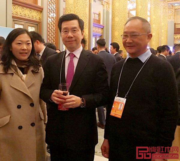 魯班木藝董事長(zhǎng)李愛(ài)金(右)與創(chuàng)新工場(chǎng)董事長(zhǎng)兼首席執(zhí)行官李開復(fù)(中) 魯班木藝董事長(zhǎng)李愛(ài)金(右)與創(chuàng)新工場(chǎng)董事長(zhǎng)兼首席執(zhí)行官李開復(fù)(中)