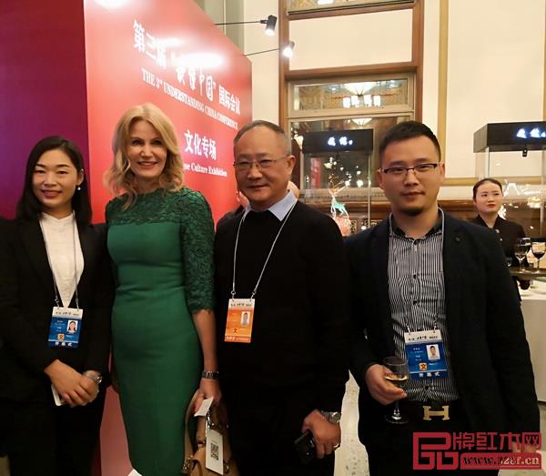 魯班木藝董事長(zhǎng)李愛(ài)金(右二)、魯班木藝總經(jīng)理李景春(右一)與丹麥前首相赫勒·托寧·施密特(左二)合影留念 魯班木藝董事長(zhǎng)李愛(ài)金(右二)、魯班木藝總經(jīng)理李景春(右一)與丹麥前首相赫勒·托寧·施密特(左二)合影留念