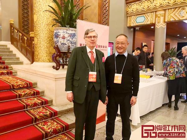 魯班木藝董事長(zhǎng)李愛(ài)金(右)與參會(huì)嘉賓合影留念 魯班木藝董事長(zhǎng)李愛(ài)金(右)與參會(huì)嘉賓合影留念