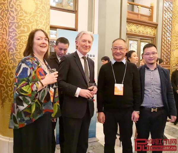 魯班木藝董事長(zhǎng)李愛(ài)金(右二)、魯班木藝總經(jīng)理李景春(右一)與英國(guó)工黨影閣法律和財(cái)政國(guó)務(wù)大臣戴維森勛爵(左二)合影留念 魯班木藝董事長(zhǎng)李愛(ài)金(右二)、魯班木藝總經(jīng)理李景春(右一)與英國(guó)工黨影閣法律和財(cái)政國(guó)務(wù)大臣戴維森勛爵(左二)合影留念