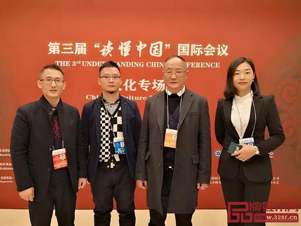 魯班木藝董事長(zhǎng)李愛(ài)金(右二)、總經(jīng)理李景春(左二)、營(yíng)銷總監(jiān)方利剛(左一)、董事長(zhǎng)助理舒玲玲(右一)受邀出席本次會(huì)議 魯班木藝董事長(zhǎng)李愛(ài)金(右二)、總經(jīng)理李景春(左二)、營(yíng)銷總監(jiān)方利剛(左一)、董事長(zhǎng)助理舒玲玲(右一)受邀出席本次會(huì)議