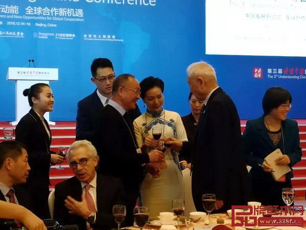 魯班木藝董事長(zhǎng)李愛(ài)金與國(guó)創(chuàng)會(huì)會(huì)長(zhǎng)鄭必堅(jiān)(右)溝通交流 魯班木藝董事長(zhǎng)李愛(ài)金與國(guó)創(chuàng)會(huì)會(huì)長(zhǎng)鄭必堅(jiān)(右)溝通交流