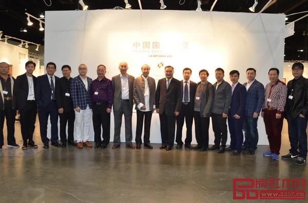 在全聯(lián)藝術(shù)紅木家具專業(yè)委員會的組織下，中國藝術(shù)紅木家具兩度走進洛杉磯藝博會，紅木家具的全球化路徑進一步豐富