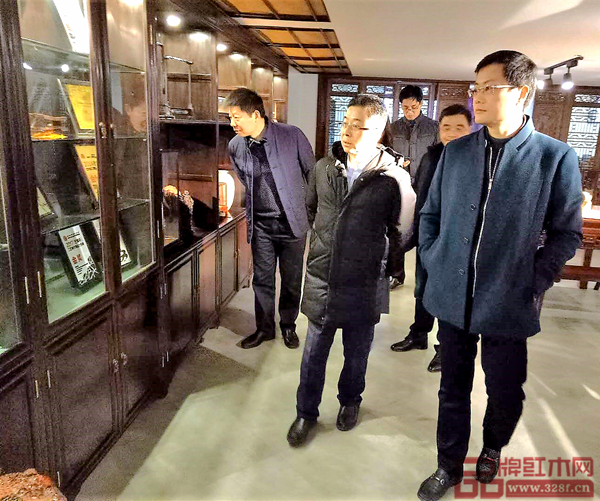 中青旅聯合董事長盧丹、如東縣人民政府副縣長徐東俊、如東縣文廣新局局長張杰、江蘇東和投資集團有限公司董事長兼總經理朱亞洲及副總經理駱舒洪一行蒞臨晟寶·檀一參觀 中青旅聯合董事長盧丹、如東縣人民政府副縣長徐東俊、如東縣文廣新局局長張杰、江蘇東和投資集團有限公司董事長兼總經理朱亞洲及副總經理駱舒洪一行蒞臨晟寶·檀一參觀