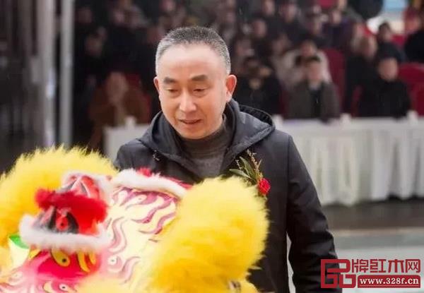  物流園區主任張成凱為獅子點睛