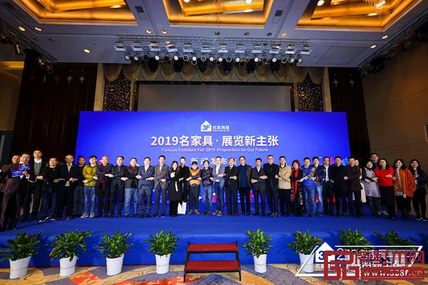 與會領導嘉賓在發布會現場合影留念 與會領導嘉賓在發布會現場合影留念