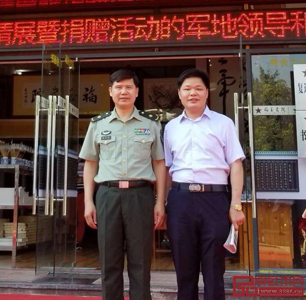 中國書法家協會理事丘仕坤(左)與偉明軒紅木董事長張石乃(右)合影留念 中國書法家協會理事丘仕坤(左)與偉明軒紅木董事長張石乃(右)合影留念