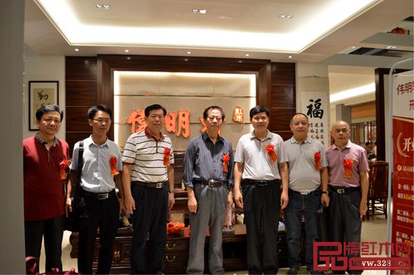 中國書法家協會理事丘仕坤(右三)出席偉明軒紅木五華店開業儀式 中國書法家協會理事丘仕坤(右三)出席偉明軒紅木五華店開業儀式