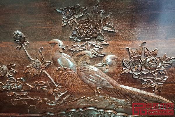 波記家具典藏重器——小葉紫檀《鳳凰牡丹沙發(fā)》雕刻細(xì)節(jié)? 波記家具典藏重器——小葉紫檀《鳳凰牡丹沙發(fā)》雕刻細(xì)節(jié)?