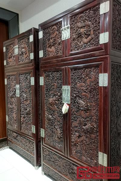 波記家具典藏重器——小葉紫檀《雕龍素板頂箱柜》 波記家具典藏重器——小葉紫檀《雕龍素板頂箱柜》