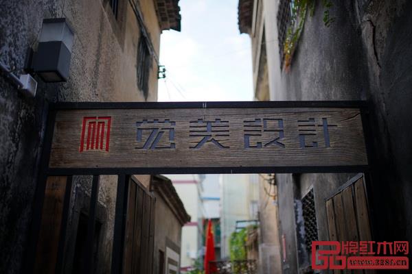 覺美設計辦公室以破舊的老房子改裝而來，古香古色不失生活品品位