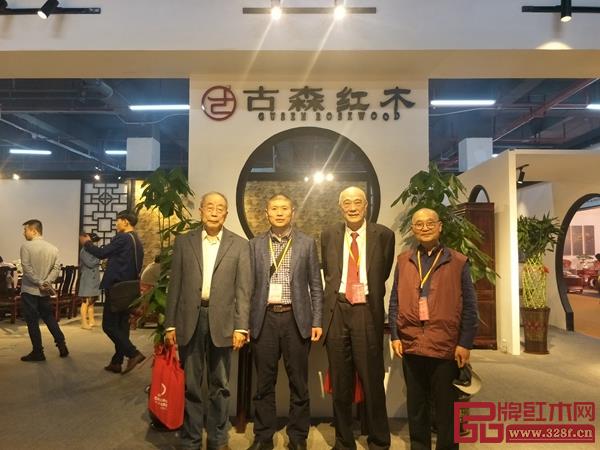 中國紅木家具技術專家曹新民(左一),上海市家具研究所副所長許美琪(右二),中國高等教育家具設計專業創始人胡景初(右一)與古森紅木董事長吳飛陽(左二)合影 中國紅木家具技術專家曹新民(左一),上海市家具研究所副所長許美琪(右二),中國高等教育家具設計專業創始人胡景初(右一)與古森紅木董事長吳飛陽(左二)合影