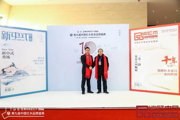 故宮博物院研究員周京南與國壽紅木副董事長陳淦凡在盛典現場合影留念 故宮博物院研究員周京南與國壽紅木副董事長陳淦凡在盛典現場合影留念