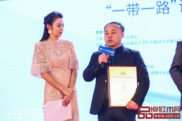 東成紅木董事長助理李國進現場接受著名廣東電視臺主持人央金采訪,并向嘉賓們傳遞東成“文宋”的品牌文化 東成紅木董事長助理李國進現場接受著名廣東電視臺主持人央金采訪,并向嘉賓們傳遞東成“文宋”的品牌文化