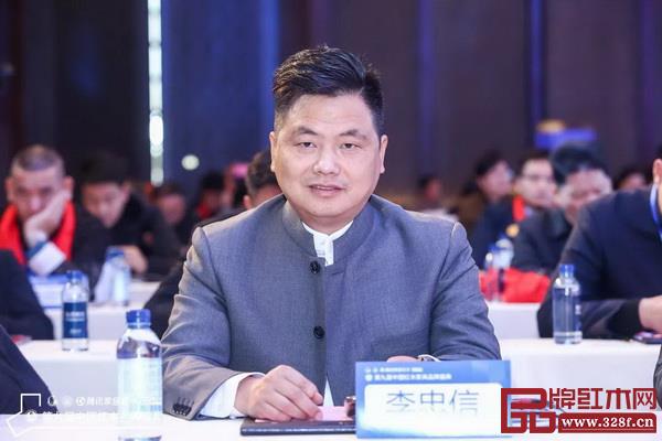 浙江省工藝美術(shù)大師、中信紅木董事長李忠信出席第九屆中國紅木家具品牌盛典 浙江省工藝美術(shù)大師、中信紅木董事長李忠信出席第九屆中國紅木家具品牌盛典