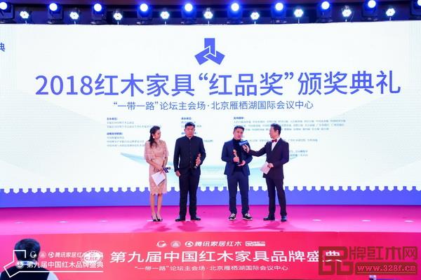 雙洋紅木董事長王海洋(右二)接受中央電視臺知名主持人趙保樂的采訪 雙洋紅木董事長王海洋(右二)接受中央電視臺知名主持人趙保樂的采訪